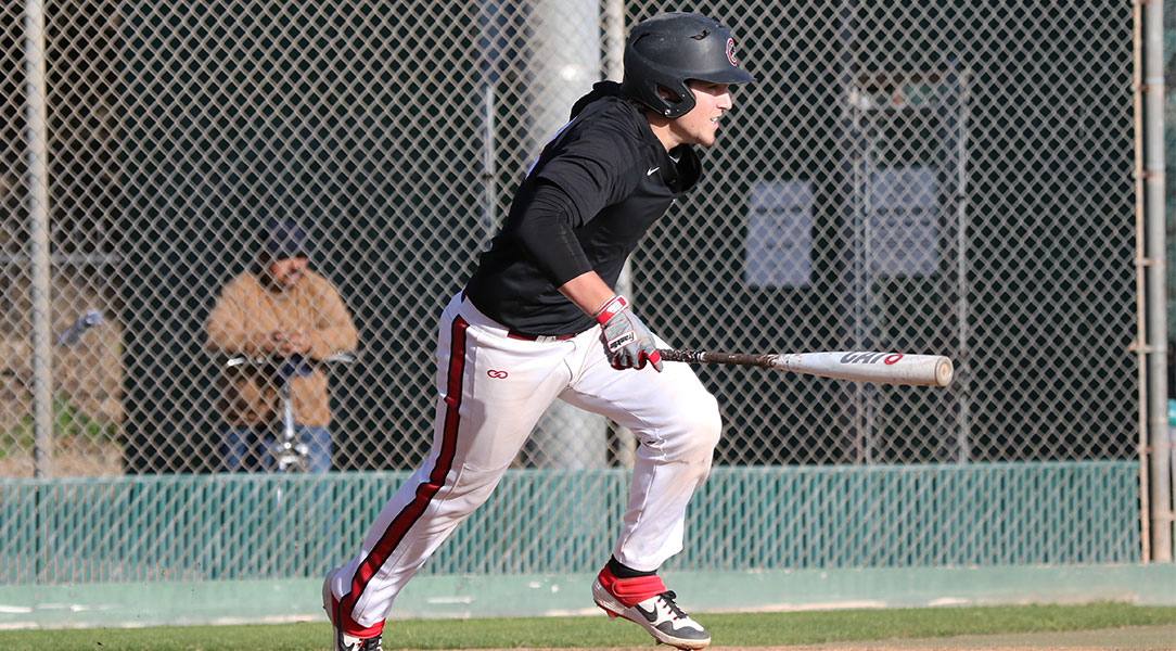 Henry Zeisler runs to first.
