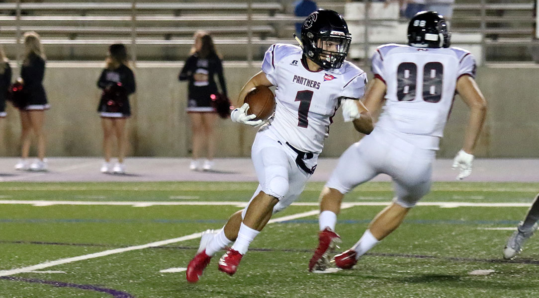 Nico Ragas returns a kickoff.