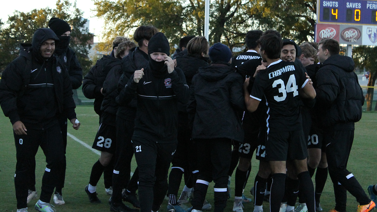 Men's soccer celebrates Thomas's goal.