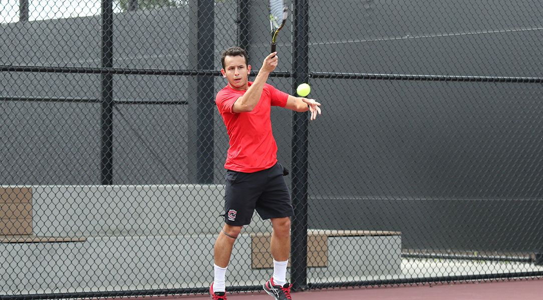 Igor Belineli hits a forehand.