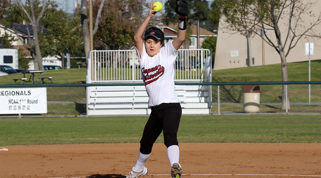 Sarah Hartmann pitches.