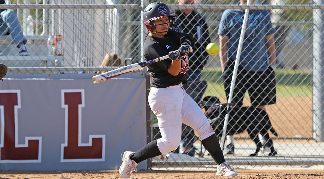 Samantha Tong swings.