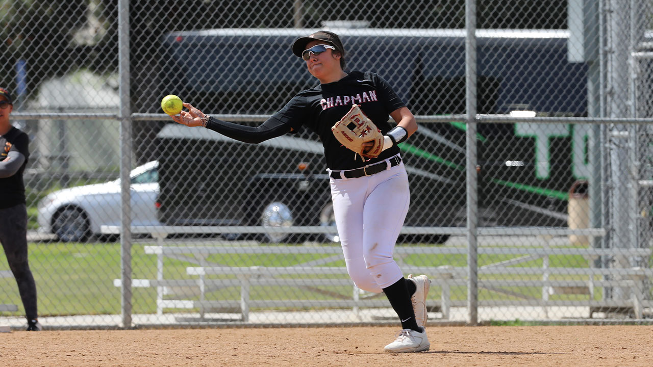 Ilianna Serna throws to first base.