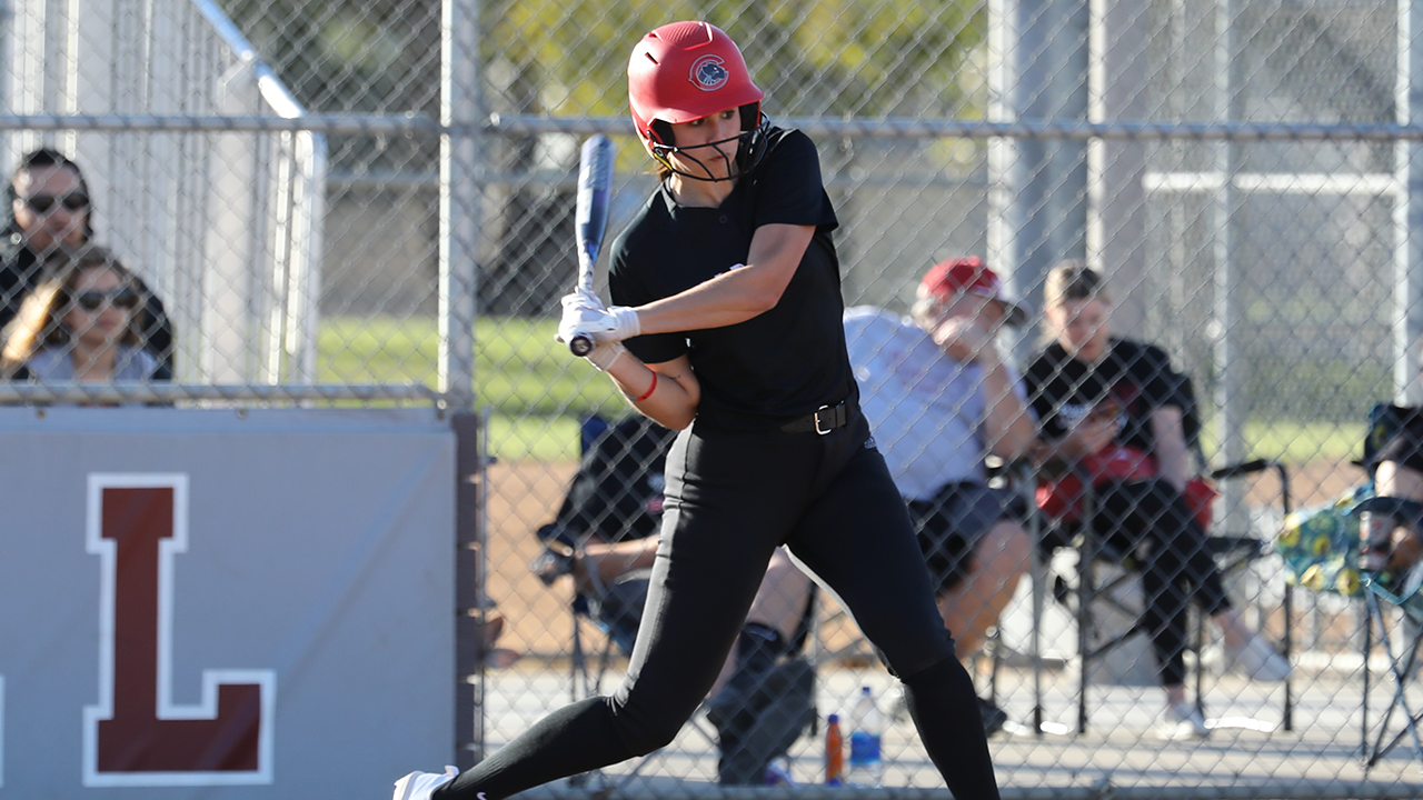 Mo Lynch swings the bat.