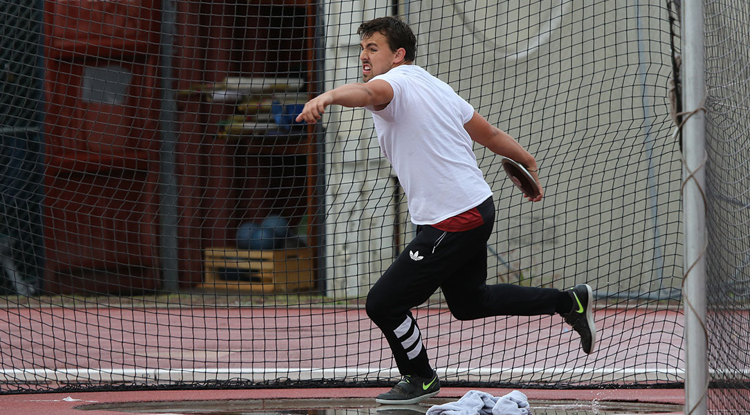 Cedric Cole throws the discus.