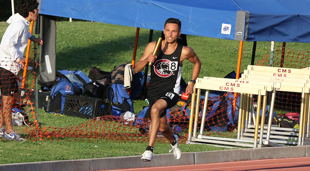 Aki Shigeyama runs with the baton.