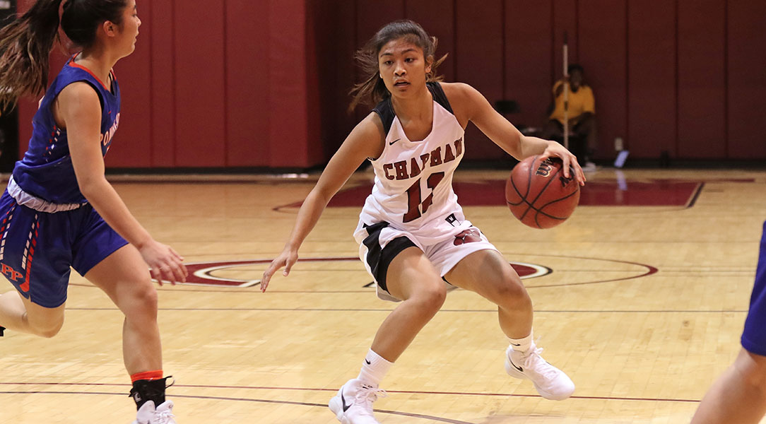Jaryn Fajardo dribbles.