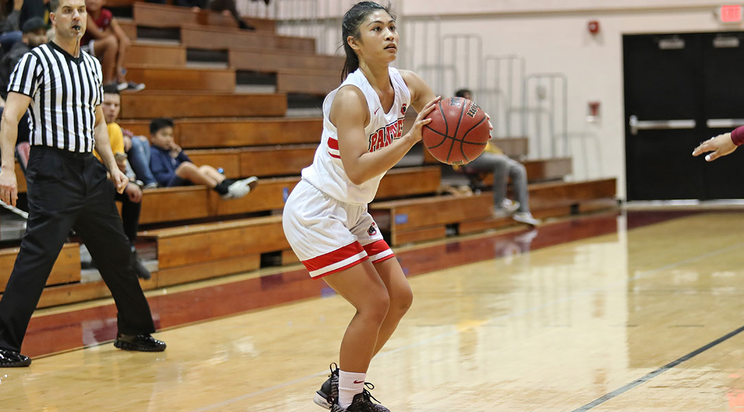 Jaryn Fajardo sets up for a shot.