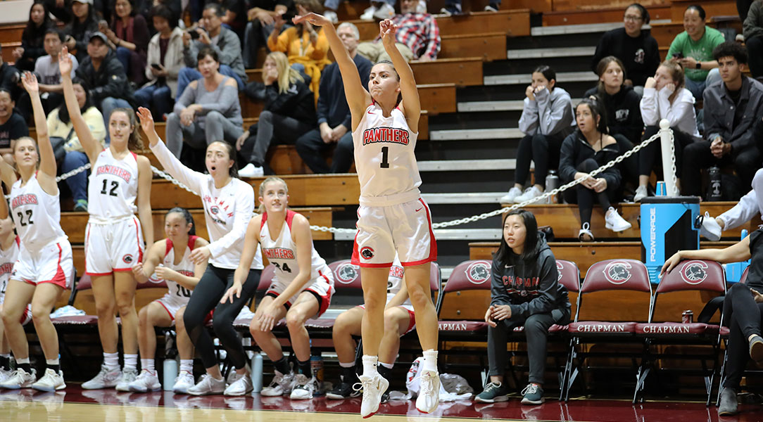 Julianna Campas shoots a three-pointer.