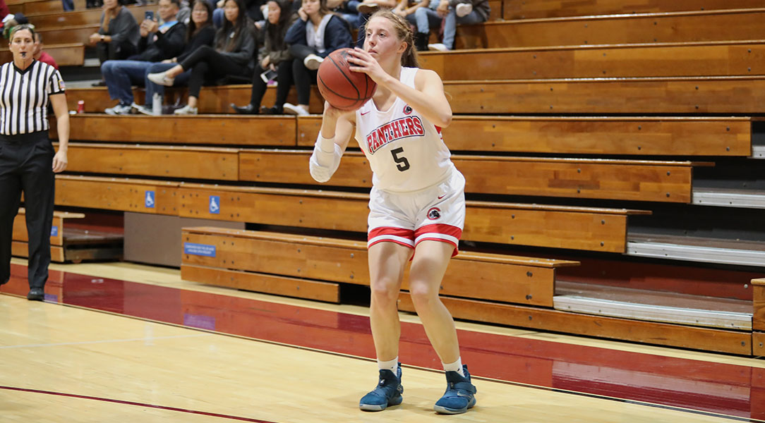 Lucy Criswell shoots a three-pointer.
