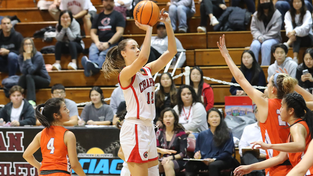 Julia Strand shooting a jump shot.