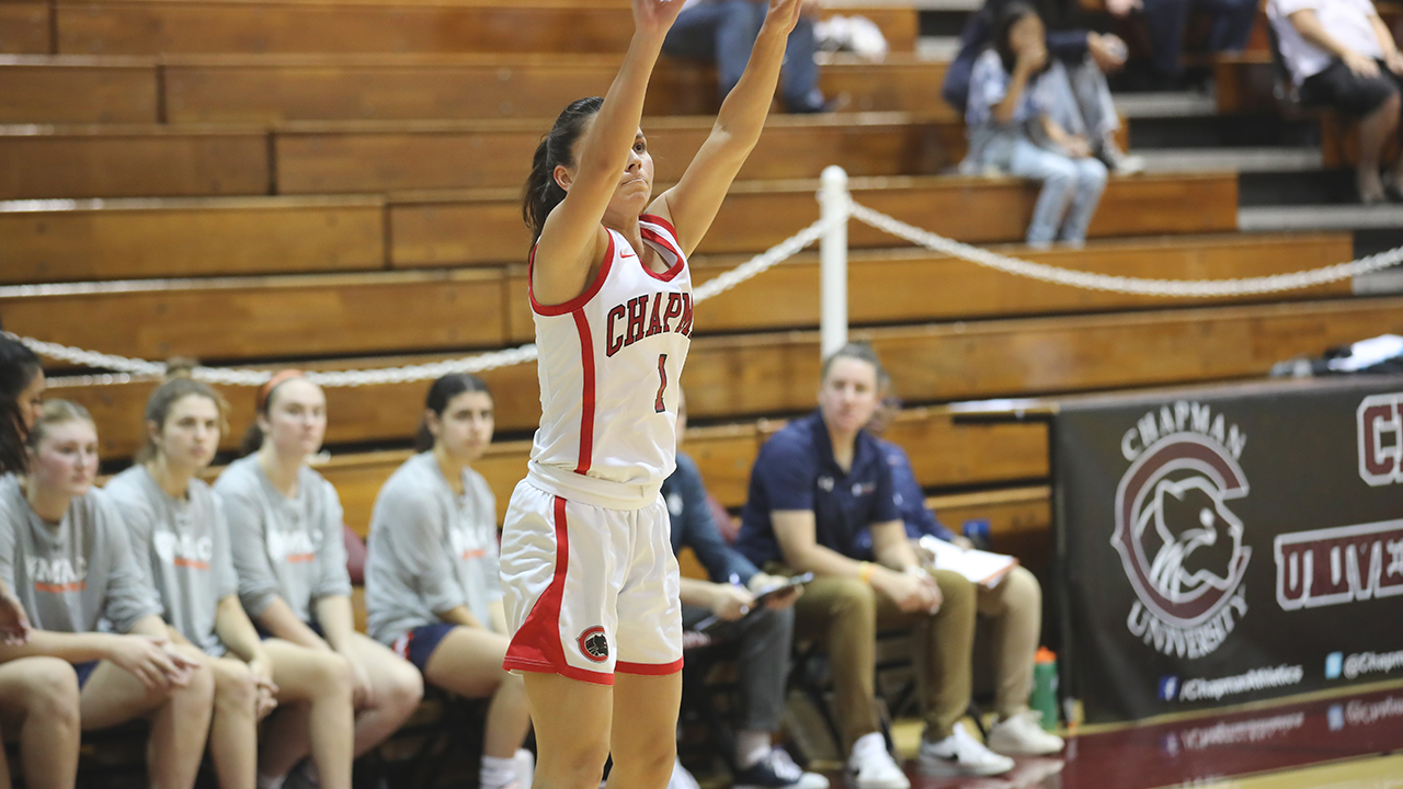 Julianna Campas shoots a jumper