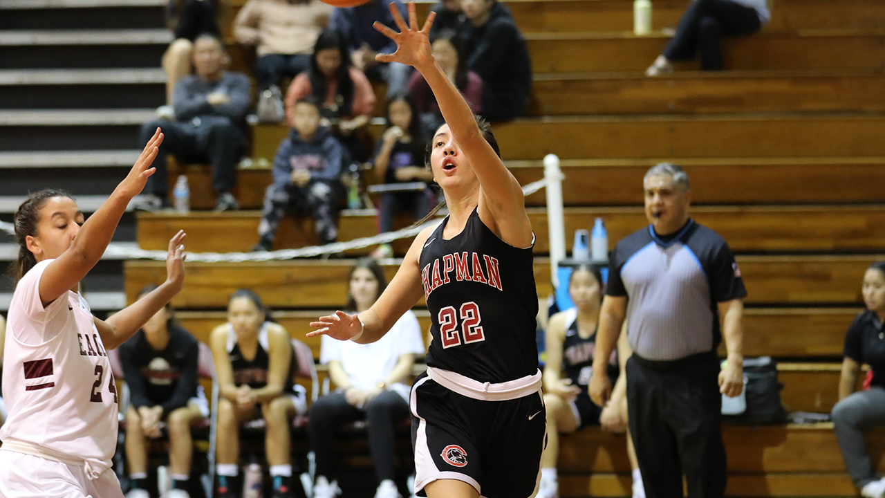 Zoe Zurasky passes the ball.