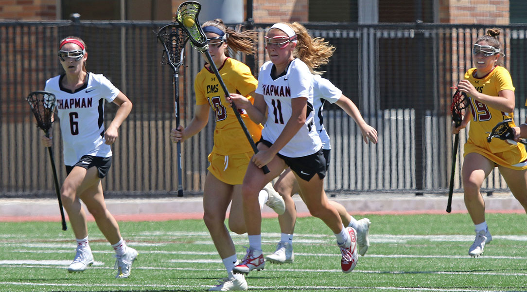Leah Donnelly sprints away from defenders.