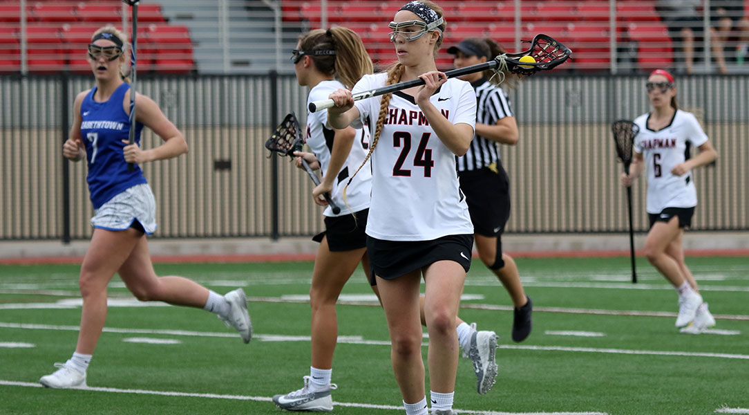 Danielle Zahn looks for a pass.