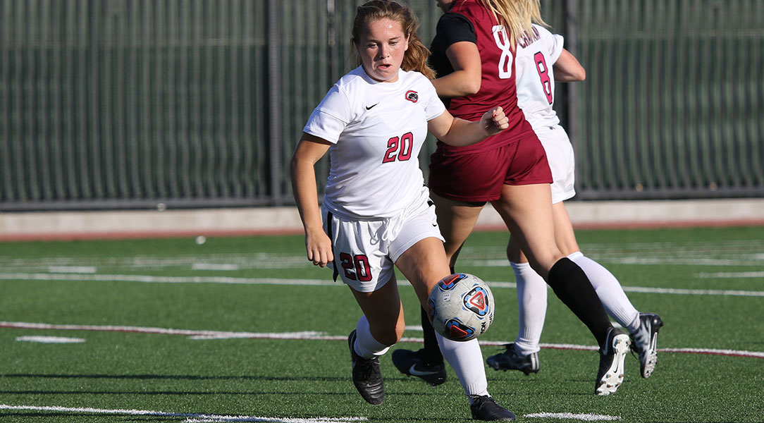 Emmie Farber dribbles the ball.