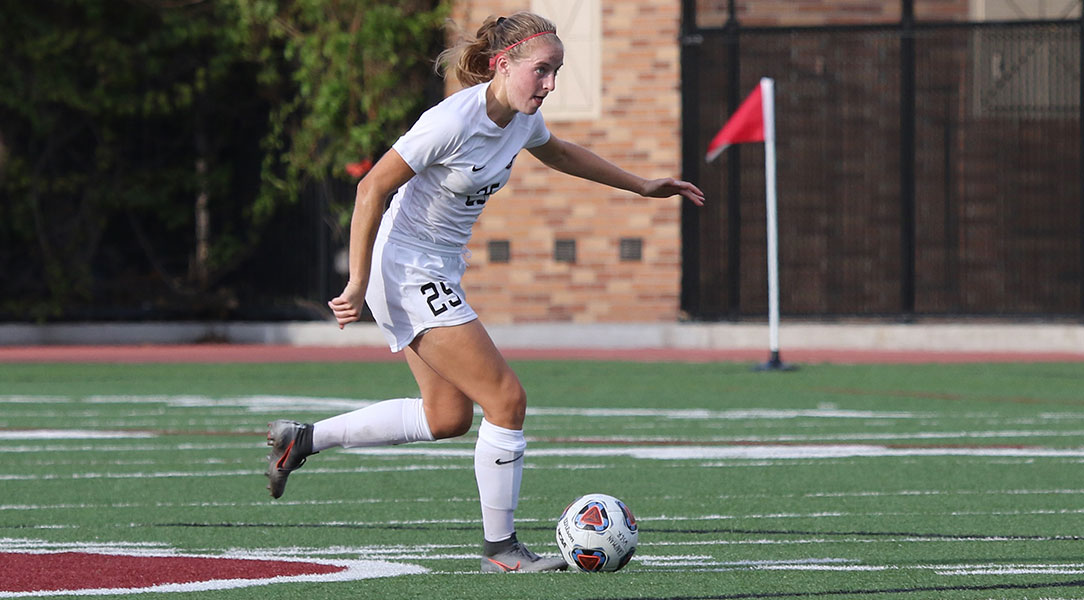 Faith Holloway dribbles the ball.
