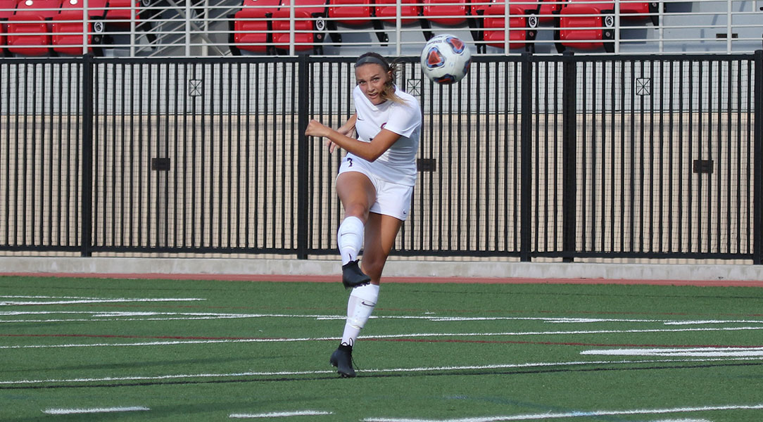 Anna Montemor shoots the ball.
