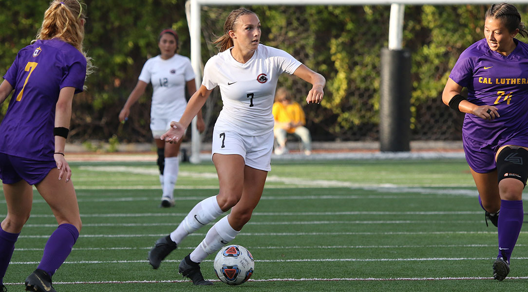 Anna Montemor looks to make a pass.