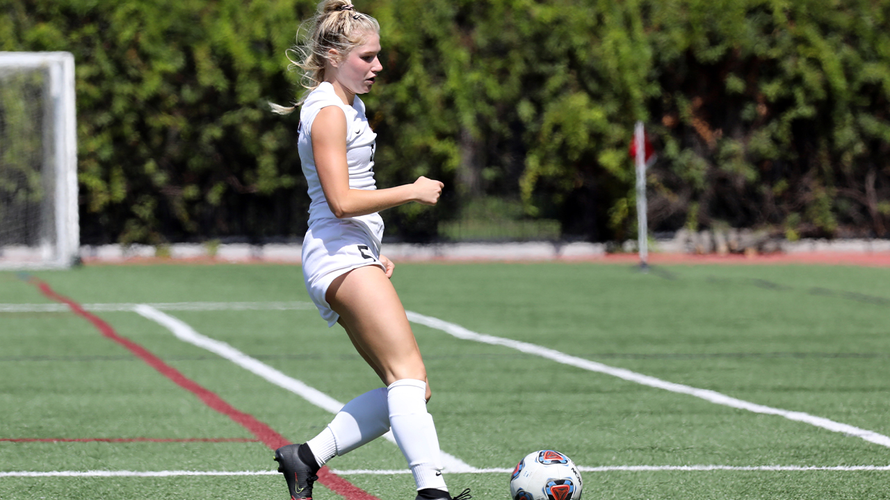Erin Wilbanks kicks the ball 