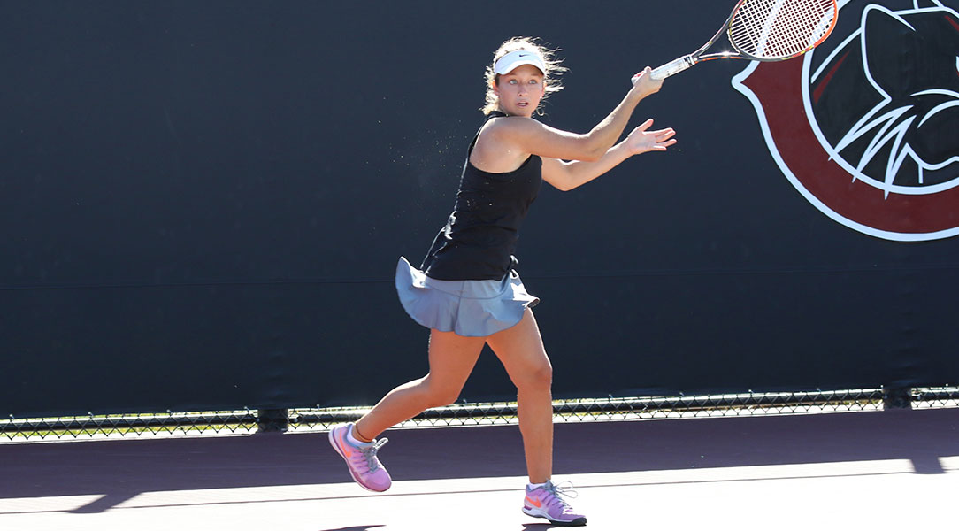 Anna Kaplan hits the ball.
