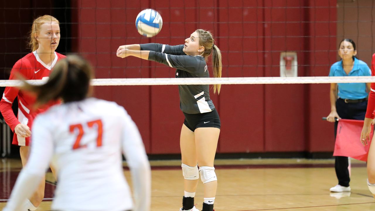 Cat Helgeson passes the ball.
