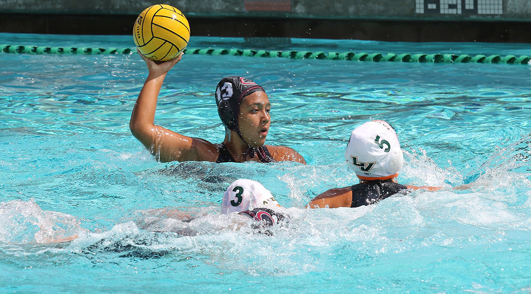Argelia Diaz looks to pass the ball.
