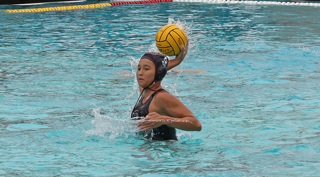 Audrey Hattori passes the ball.