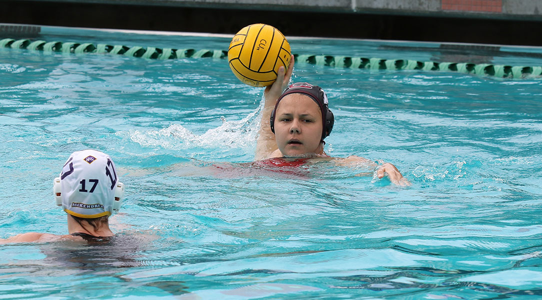 Alissa Caltagirone looks for a pass.