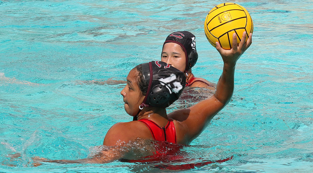 Argelia Diaz looks for a shot or a pass.