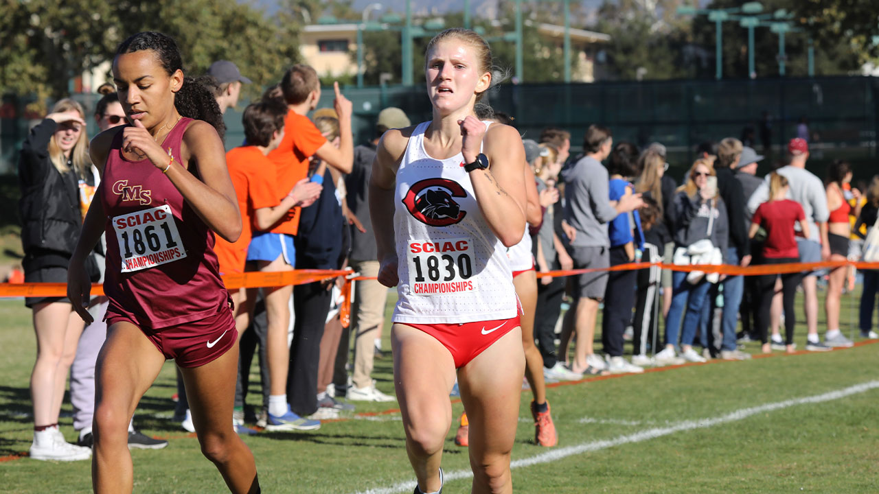 Annika Carlson sprints toward the finish line.